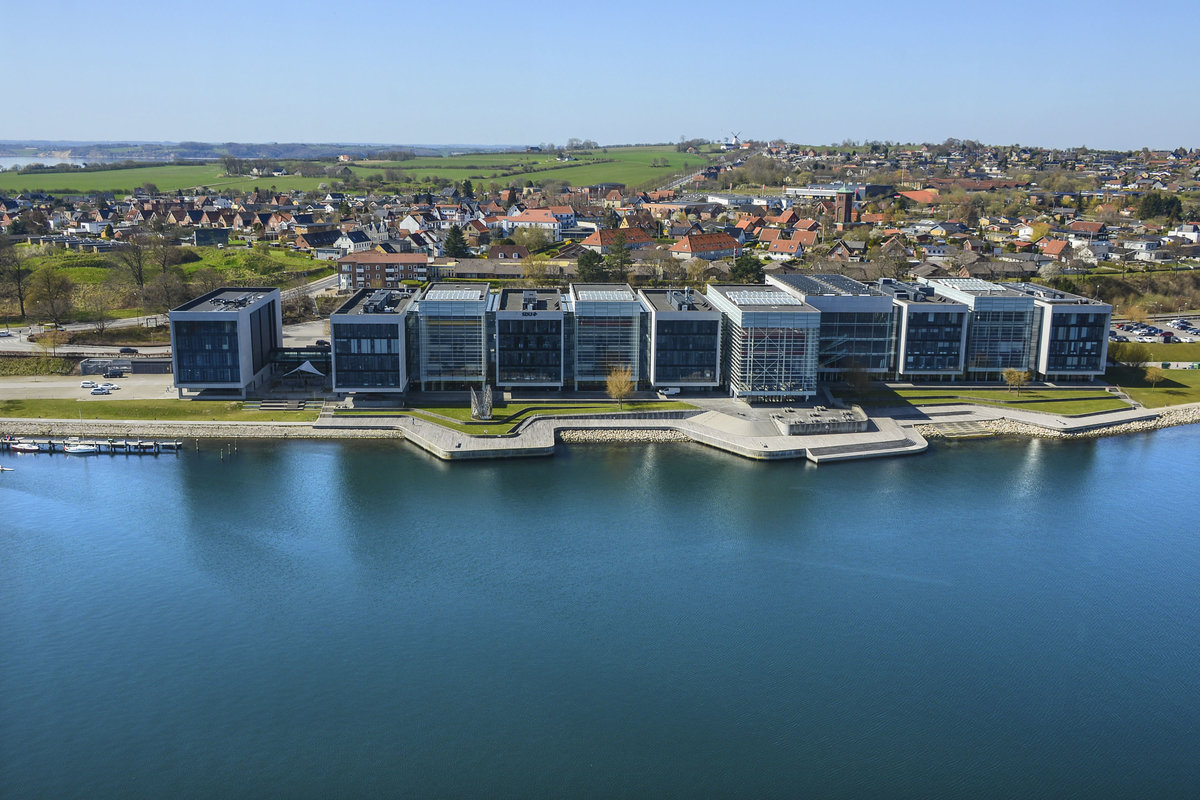 Das Alsion ist ein regionales Zentrum fr Forschung, Ausbildung und Kultur in der sddnischen Stadt Snderborg (Sonderburg). Blick vom Hotel Alsik auf Sundewitt. Aufanhme: 20. April 2021.