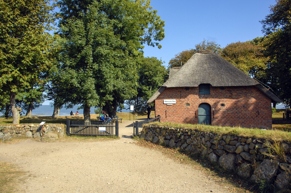 Das Altfriesische Haus seit 1640 ist ein ehemaliges Wohnhaus im Ortsteil Keitum auf der Nordseeinsel Sylt, das als Museum genutzt wird. Es liegt direkt am Wattenmeer nrdlich des Hindenburgdammes. Aufnnahme: 7. September 2021.