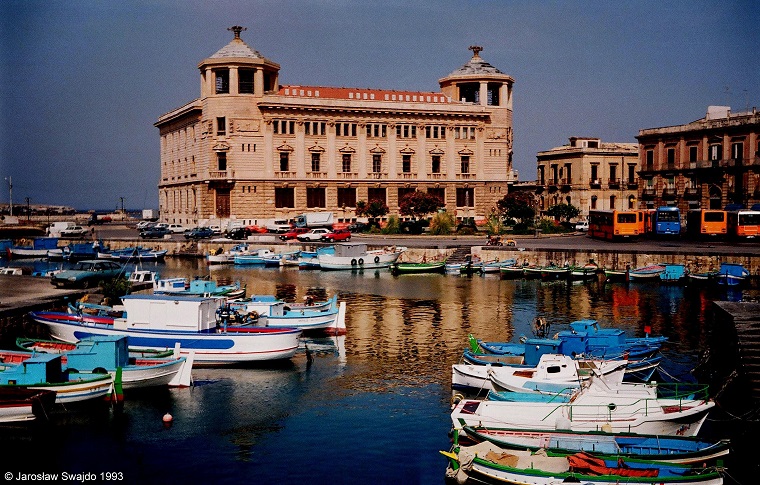 Das altgriechische Syrakus (Siracusa) gehrt zu den am sdlichsten gelegenen Stdten Europas. Die Aufnahme vom Sept. 1993 zeigt den sog. Kleinen Hafen (Porto Piccolo) und das imposante Postgebude (Palazzo delle Poste).