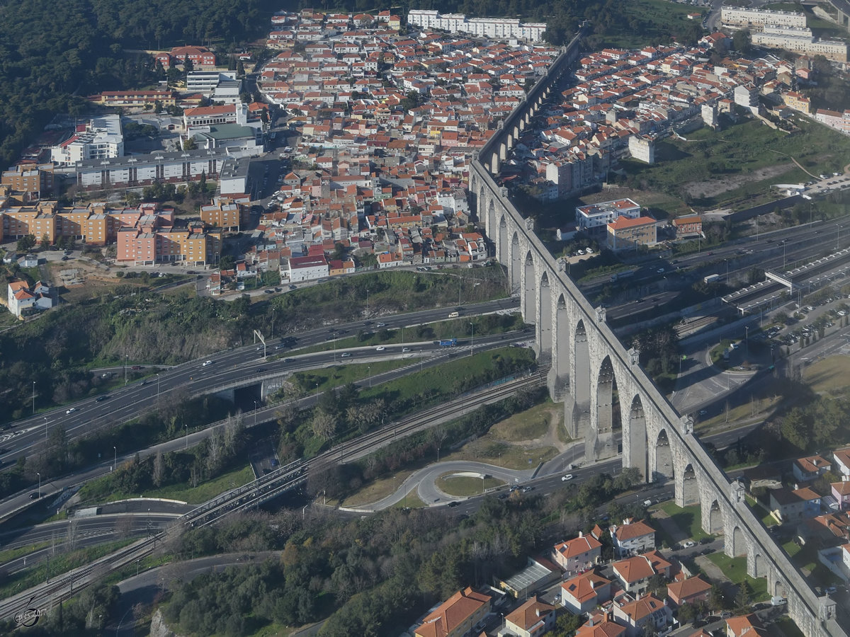 Das Aqueduto das guas Livres  berspannt in 14 Bgen das Tal von Alcntara und trug wesentlich zur Lsung der chronischen Probleme von Lissabons Wasserversorgung bei. (Januar 2017)