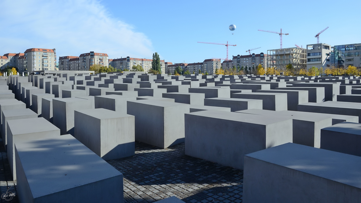 Das aus 2711 Beton-Stelen bestehenden Holocaust-Denkmales in Berlin. (September 2012)