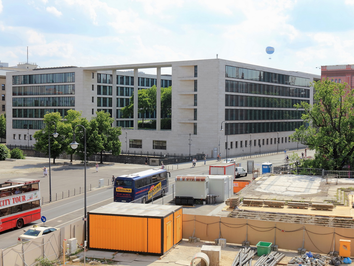 Das Auswrtiges Amt der Bundesrepublik Deutschland gesehen vom Berliner Schloss am 12. Juni 2015 in Berlin Mitte.