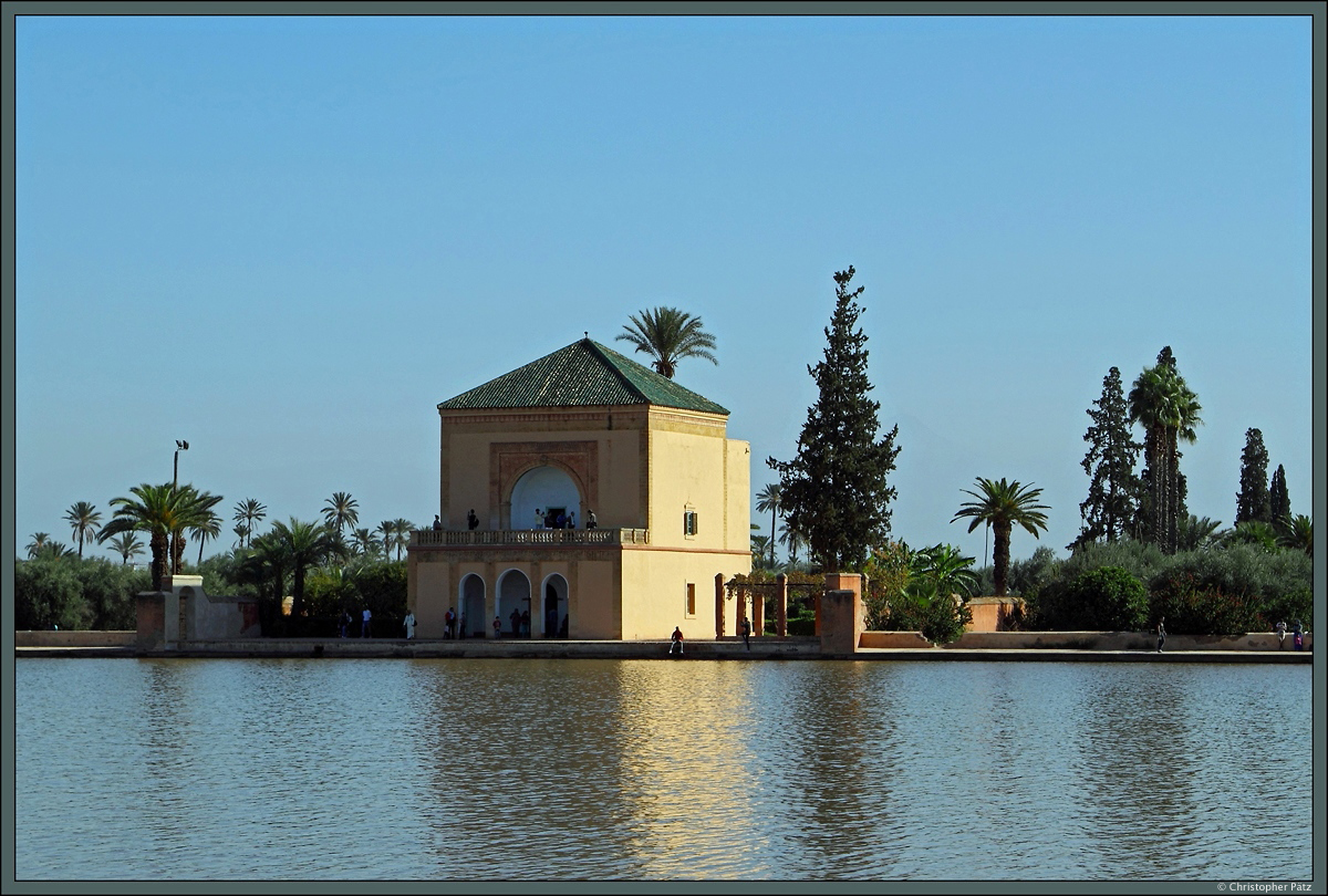 Das bekannteste Motiv des Menara-Gartens ist der am Wasserbassin liegende Pavilion. An klaren Tagen blickt man hier auch direkt auf das Atlasgebirge. (Marrakesch, 18.11.2015) 