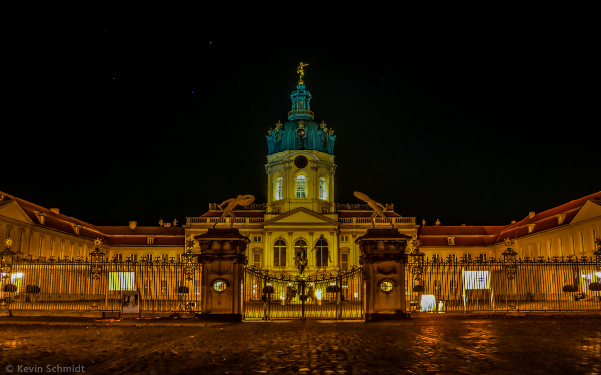Das Berliner Schloss Charlottenburg wurde ab Ende des 17. Jahrhunderts erbaut und kontinuierlich erweitert. Nach erheblicher Beschdigung im Zweiten Weltkrieg mussten groe Teile - darunter auch die mchtige Kuppel - rekontruiert werden. (29.09.2013)