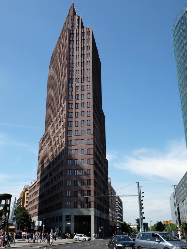 Das Bild  zeigt das Haus Potsdamer Platz 1 mit dem Panorama Punkt in der 24. Etage am 11. Juli 2015.
