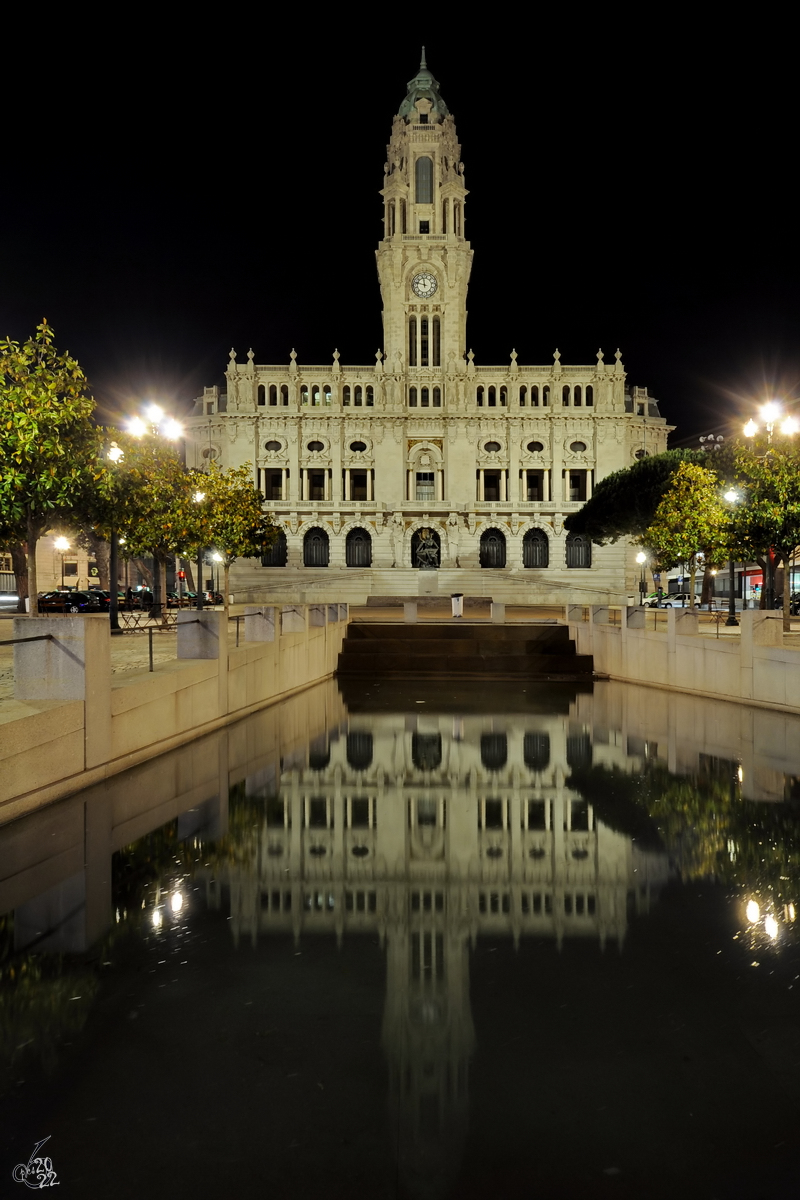 Das Cmara Municipal do Porto (Rathaus von Porto) wurde von 1920 bis 1955 gebaut und ist hier Ende Mai 2013 bei Nacht zu sehen.