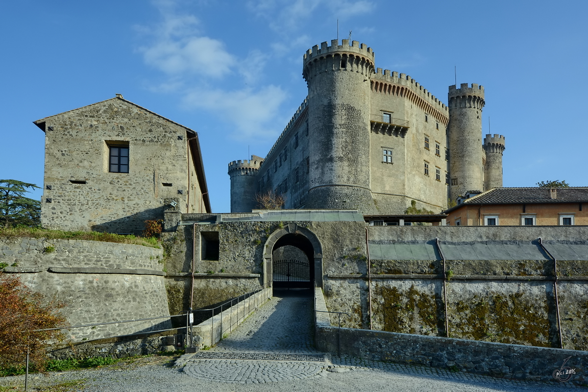 Das Castello Orsini-Odescalchi ist ein bemerkenswertes Beispiele fr die Militrarchitektur der italienischen Renaissance. (Bracciano, Dezember 2015)