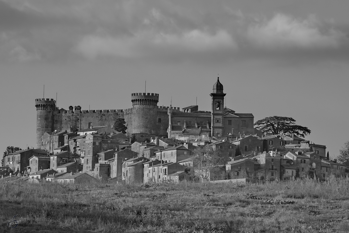 Das Castello Orsini-Odescalchi ber der Stadt Bracciano. (Dezember 2015)