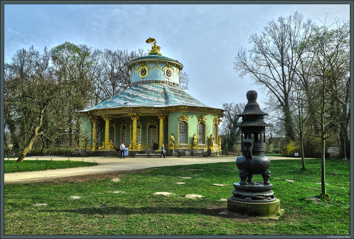 Das chinesische Teehaus wurde 1755 bis 1764 als Gartenpavillion im Park Sanssouci errichtet. Zahlreiche vergoldete Figuren schmcken das Gebude. (Potsdam, 05.04.2016)