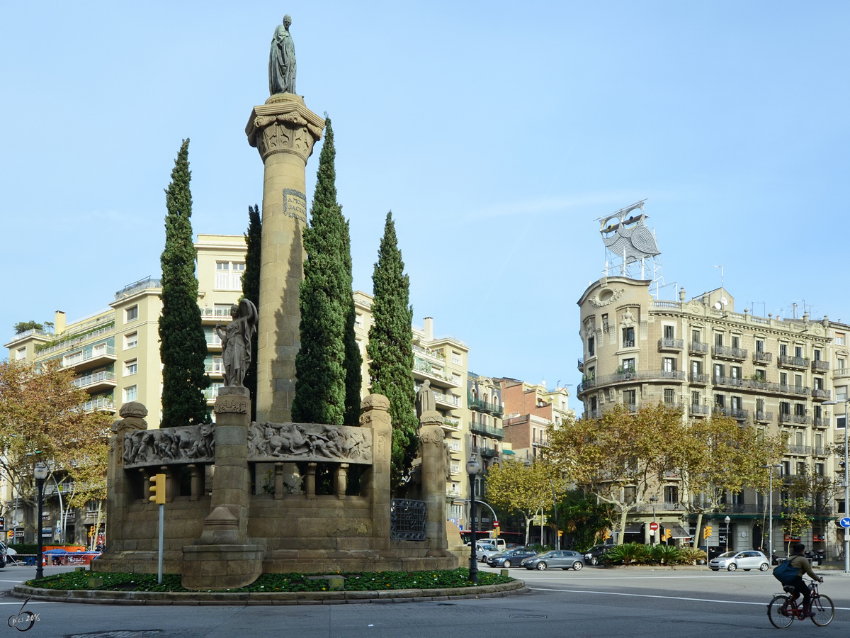 Das Denkmal fr den bedeutenden katalanischen Dichter Jacint Verdaguer i Santal oder auch Pater Cinto auf dem gleichnamigen Platz. (Barcelona, Dezember 2011)
