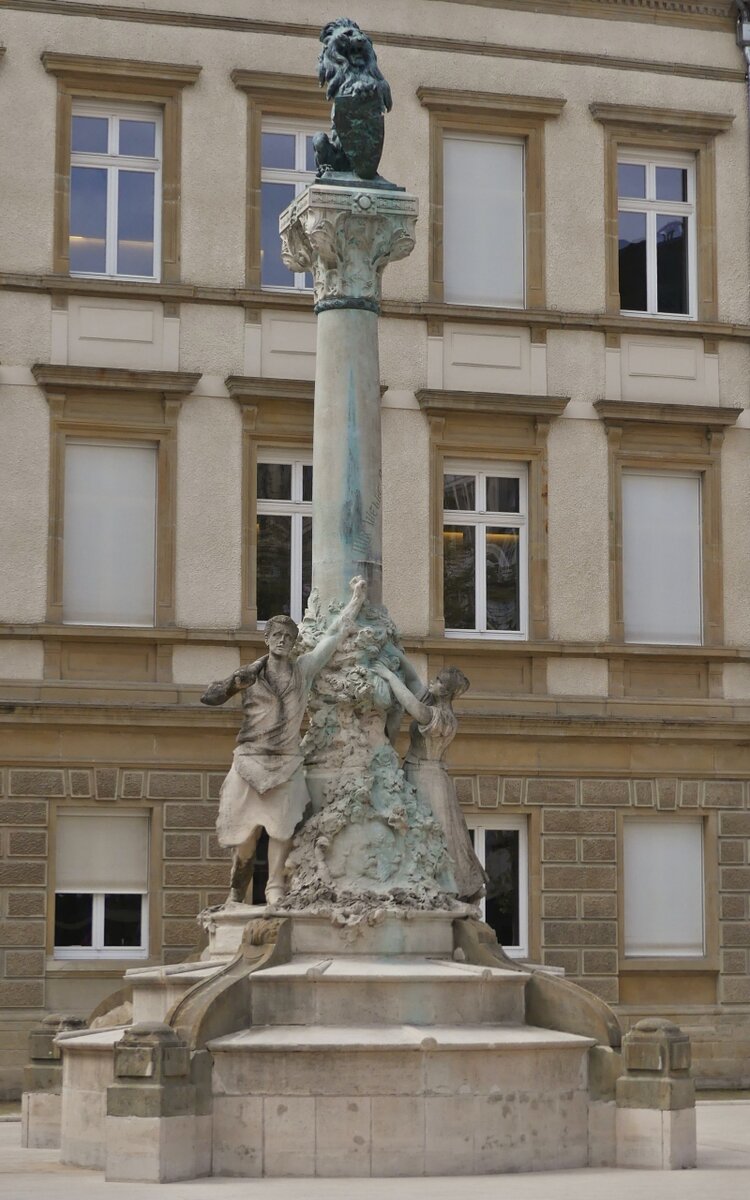Das Dicks – Lentz Monument, wurde zu Ehren der luxemburgischen Dichter Edmond de la Fontaine (Dicks) und Michel Lentz im Jahr 1903, nahe der Place D’Armes errichtet. 04.2024