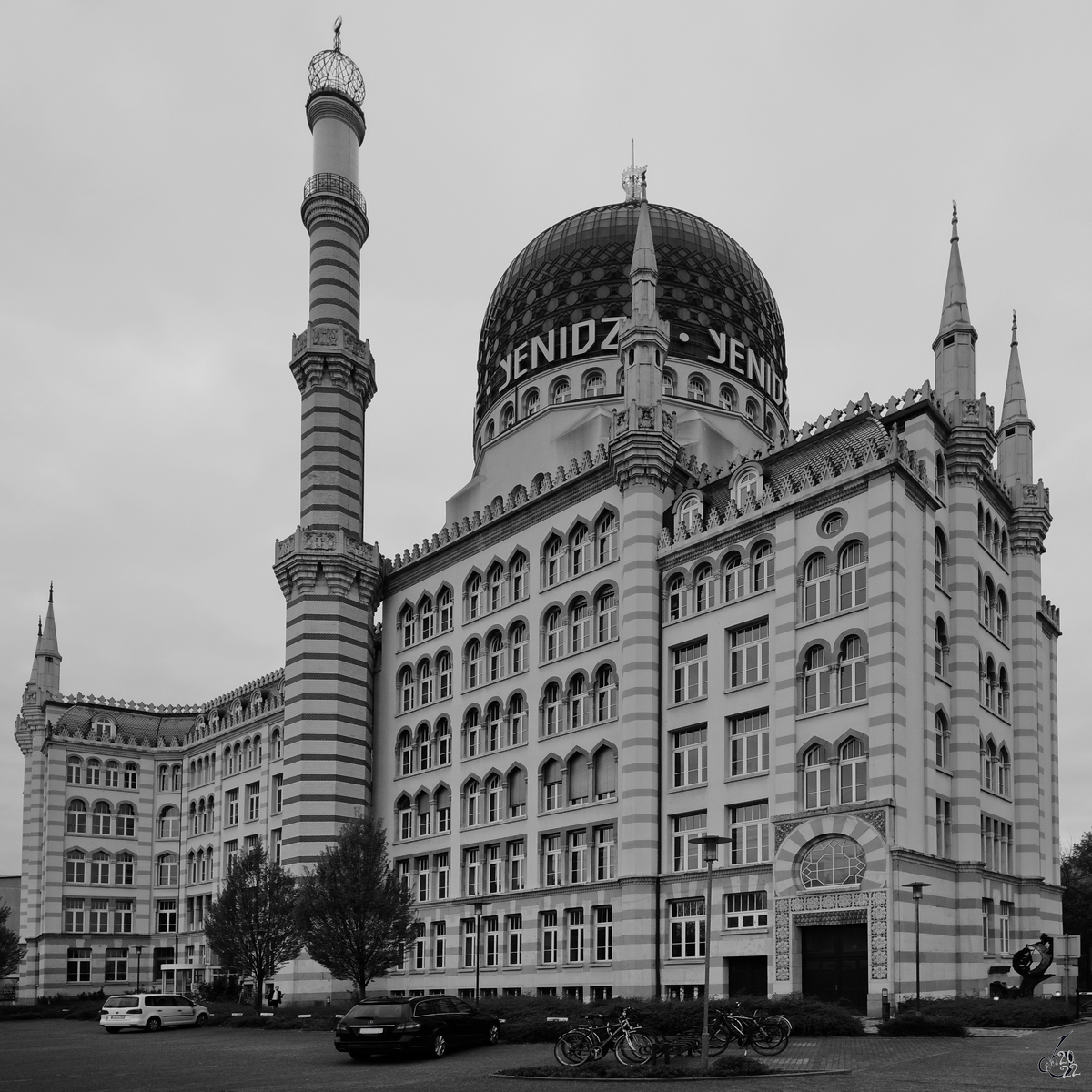 Das ehemalige Fabrikgebude der Zigarettenfabrik Yenidze gehrt zu den architektonischen Sehenswrdigkeiten in Dresden. (April 2014)