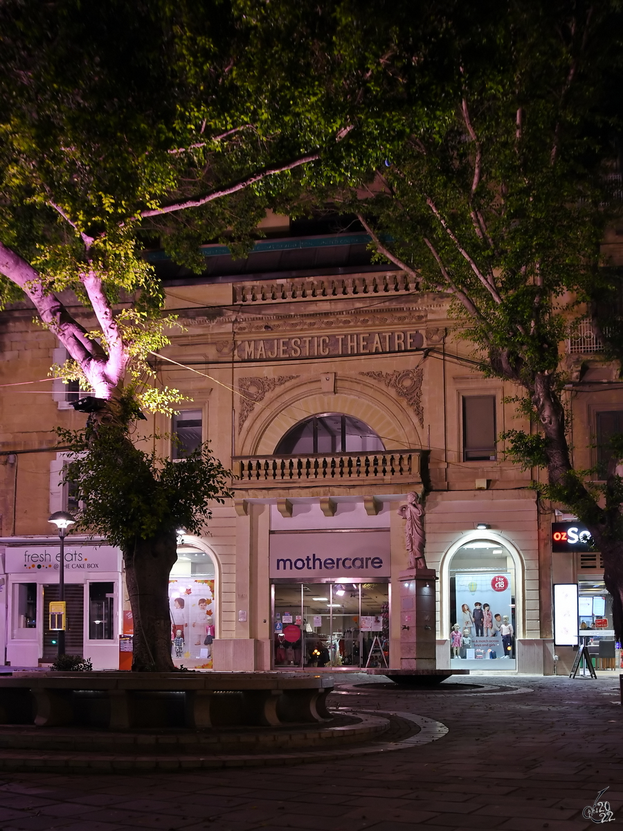 Das ehemalige Kino  Majestic Theatre  in Sliema wurde 1907 erffnet. Allein die Fassade des Gebudes hat berlebt, dahinter befindet sich ein Einkaufszentrum. (Oktober 2017)
