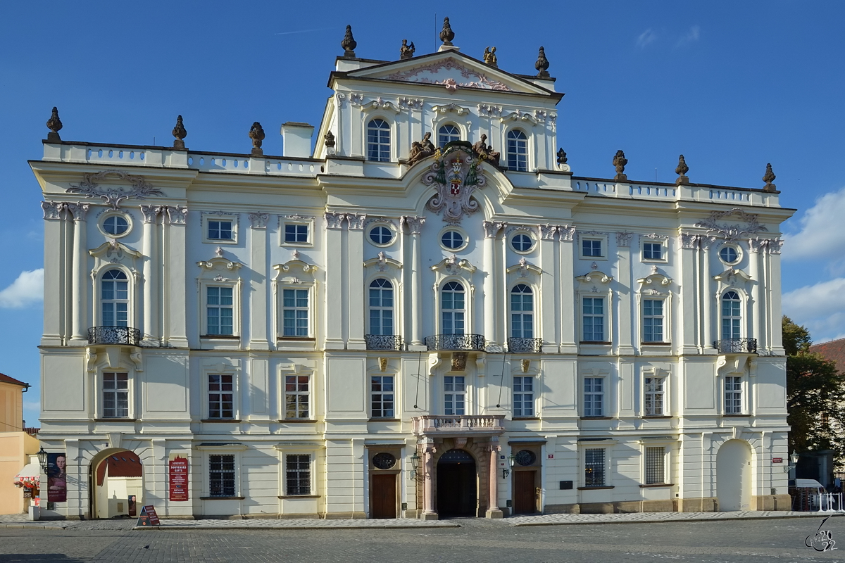Das Erzbischfliche Palais erhielt von 1764 bis 1765 seine letzte bedeutende Umgestaltung im Stile des Rokoko. (Prag, September 2012)