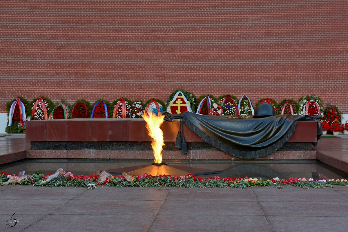 Das  Ewige Feuer des Ruhms  am Denkmal des unbekannten Soldaten an den Kremlmauern. (Moskau, Mai 2016)