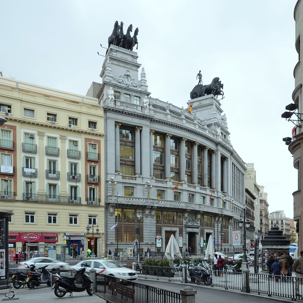 Das Gebude der Banco Bilbao Vizcaya mit den zwei Quadriga-Statuen in Madrid. (Februar 2011)