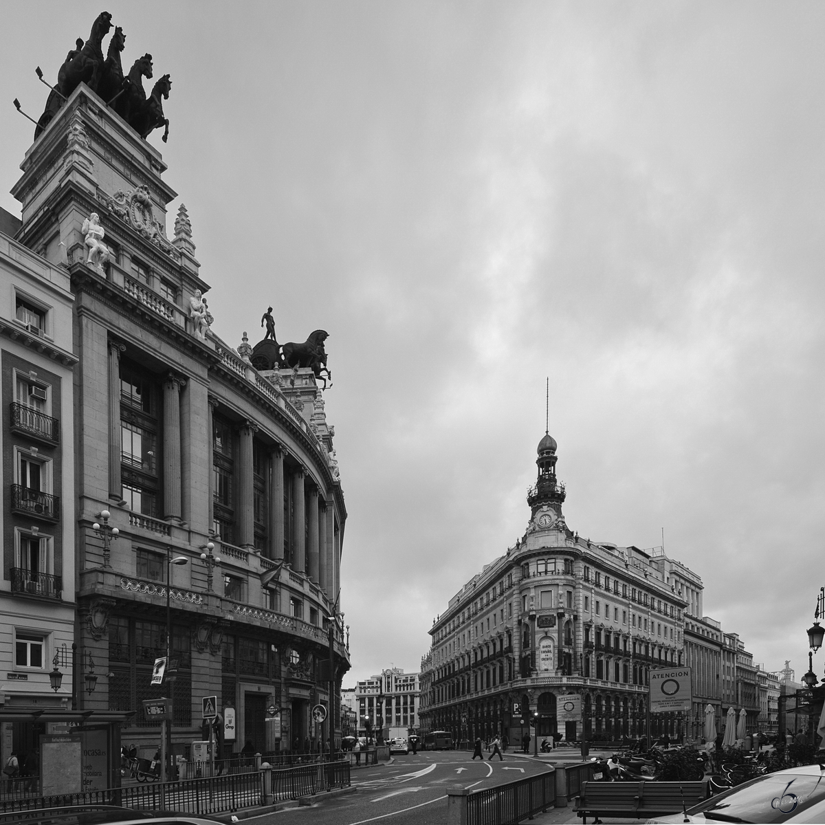 Das Gebude der Bank von Bilbao und der Equitativa-Palast der Spanischen Kreditbank. (Madrid, Februar 2011)