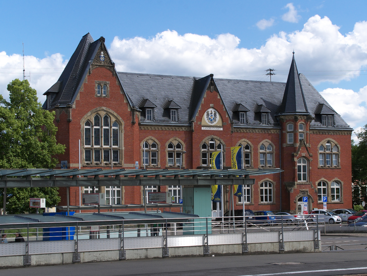 Das Gebude des Landratsamtes in St. Wendel stammt noch aus preuischer Zeit, gebaut um 1900 von Hans Weszkalnys. St. Wendel gehrte damals zur preuischen Rheinprovinz.
St. Wendel / Saar am 05.06.2014