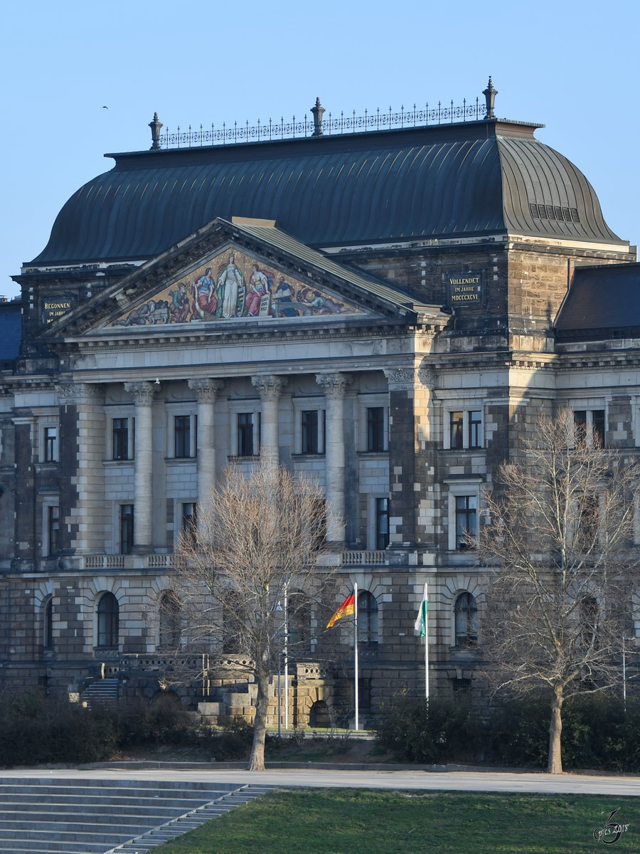 Das Gebude des Schsisches Staatsministerium der Finanzen im Stil der Neorenaissance am Neustdter Elbufer. (Dresden, April 2018)