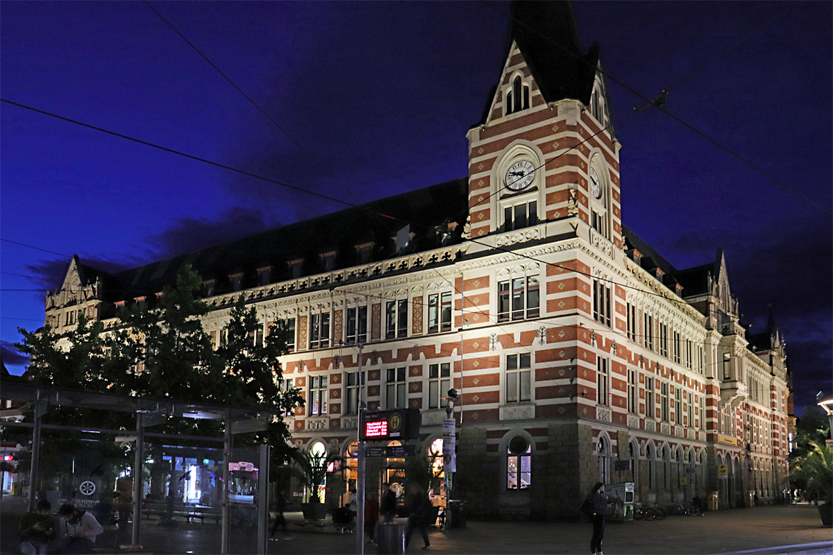 Das Gebude der Hauptpost in Erfurt direkt am Anger gelegen, wird nachts sehenswert illuminiert, so auch am 06.08.2021