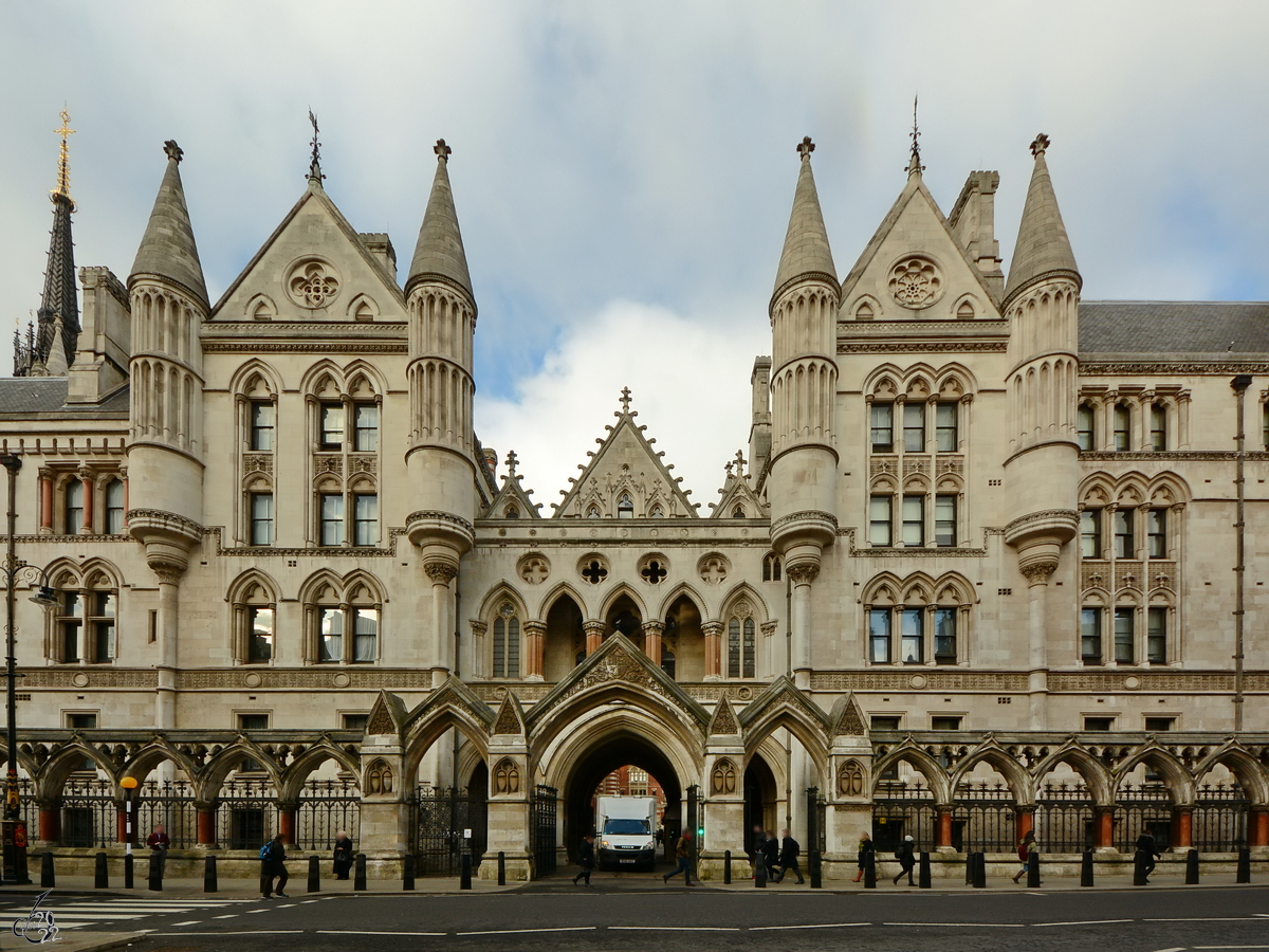 Das Gebude der Knigliche Gerichtshfe (Royal Courts of Justice) wurde von 1874 bis 1882 in der Sptphase des Gothic Revival erbaut. (London, Februar 2015)
