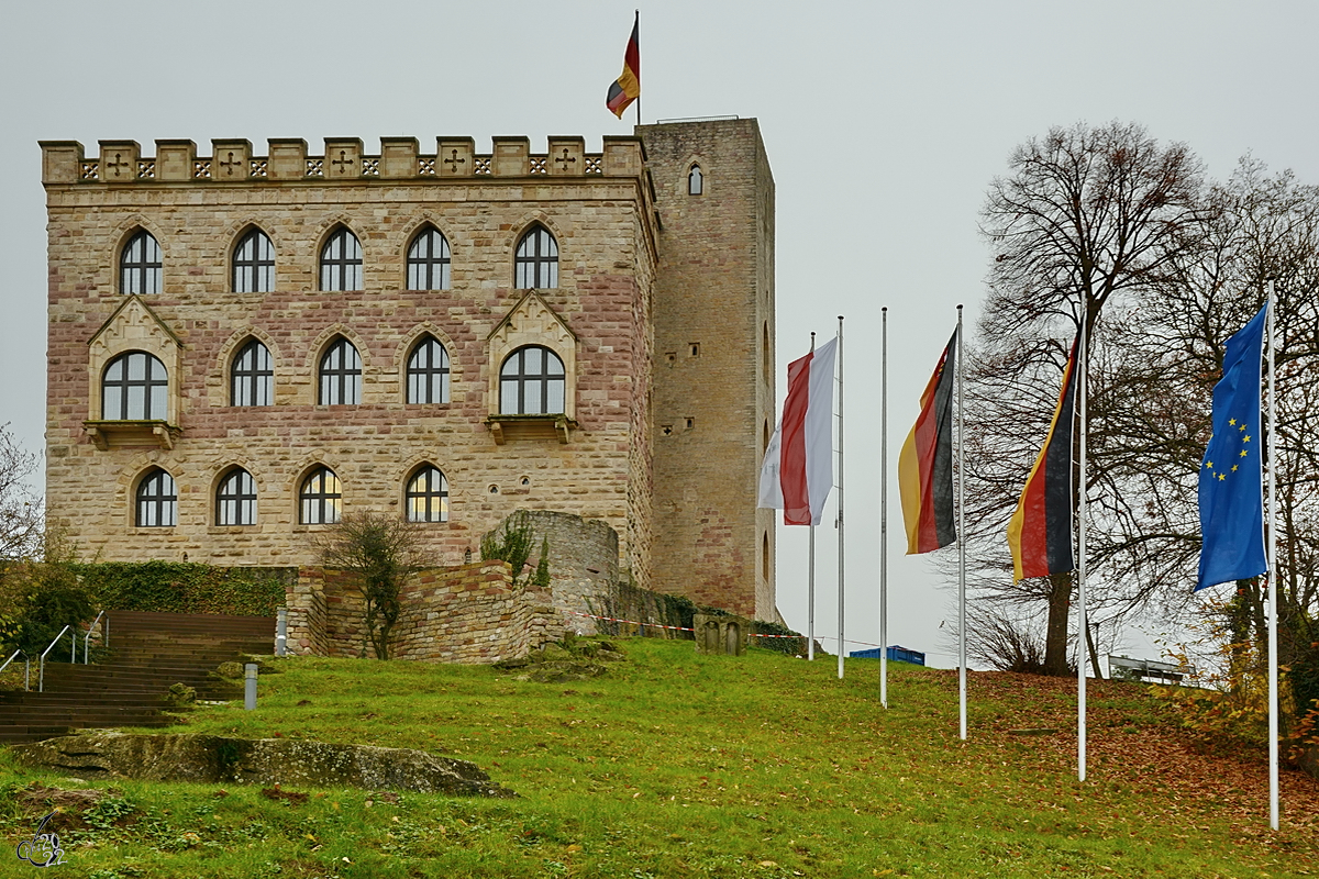Das Hambacher Schloss gilt wegen des im Jahr 1832 dort ausgerichteten Hambacher Festes als ein wichtiges Symbol der deutschen Demokratiebewegung. (Dezember 2014)
