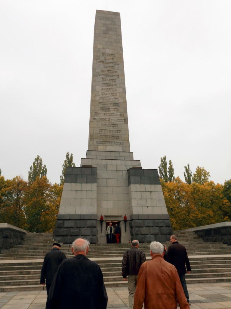 Das Hauptdenkmal, eine Statue der russischen „Mutter Heimat“, welche um ihren gefallenen Sohn trauert, des Sowjetische Ehrenmal in der Schnholzer Heide in Berlin-Pankow gesehen am  07. Oktober 2015.

