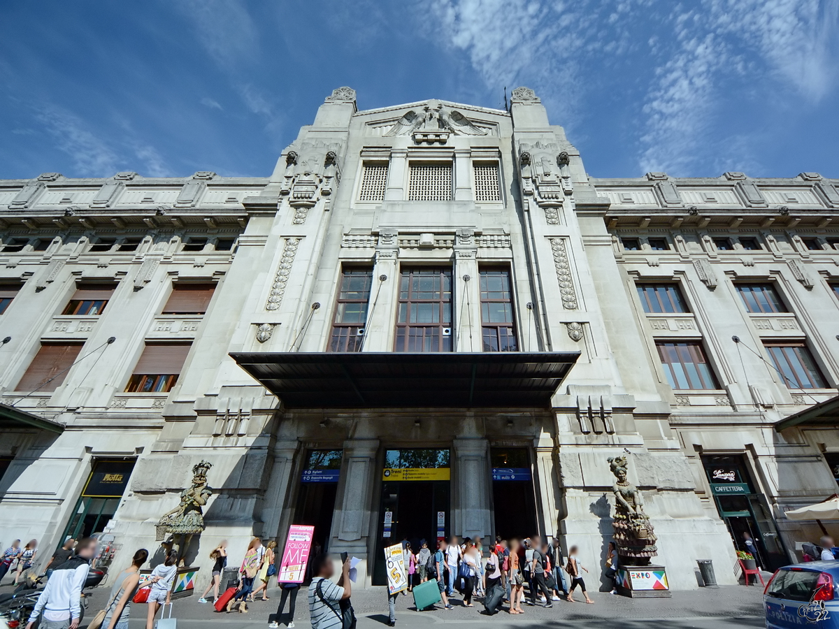 Das Hauptportal des ab 1913 gebauten Bahnhofes Milano Centrale, welcher 1931 offiziell eingeweiht wurde. (Mailand, Juni 2014)