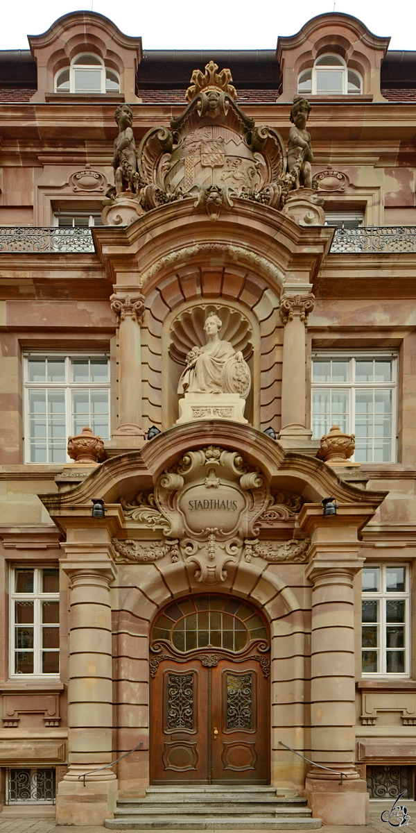 Das Hauptportal des Anfang des 20. Jahrhunderts im Barockstil erbauten Stadthauses in Speyer. (Dezember 2014)