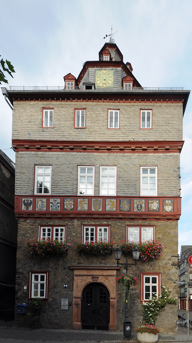 Das historische Rathaus mit dem umlaufenden Fries bestehend aus den Wappen Herborner Brgerfamilien. Es wurde 1589 erbaut und 1626 nach einem Brand erneut aufgebaut. (Herborn, September 2012)