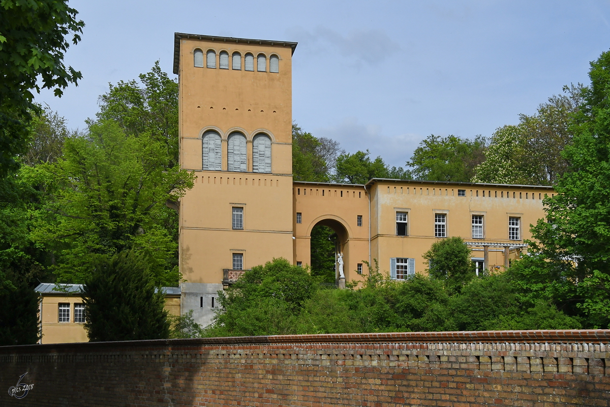 Das Hofgrtner- und Maschinenhaus in Glienicke wurde 1836 bis 1838 erbaut. Die Dampfmaschinenanlage diente zum Betrieb der Wasserspiele im Park Glienicke. (Berlin, April 2018)