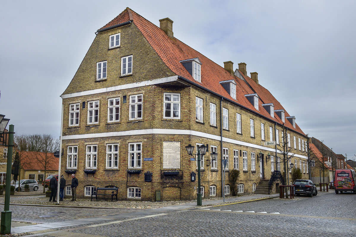 Das Hotel der Brdergemeinde in der Kleinstadt Christiansfeld in Nordschleswig (Snderjylland). Aufnahme: 18. Mrz 2024.
