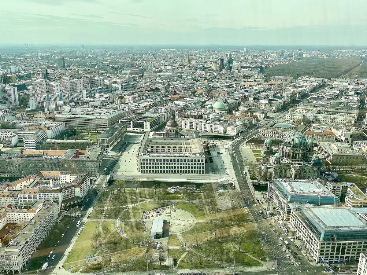 Das Humboldt Forum sowie der Dom am Lustgarten gesehen vom Fernsehturm auf den Alexanderplatz in Berlin am 31. Mrz 2022.

