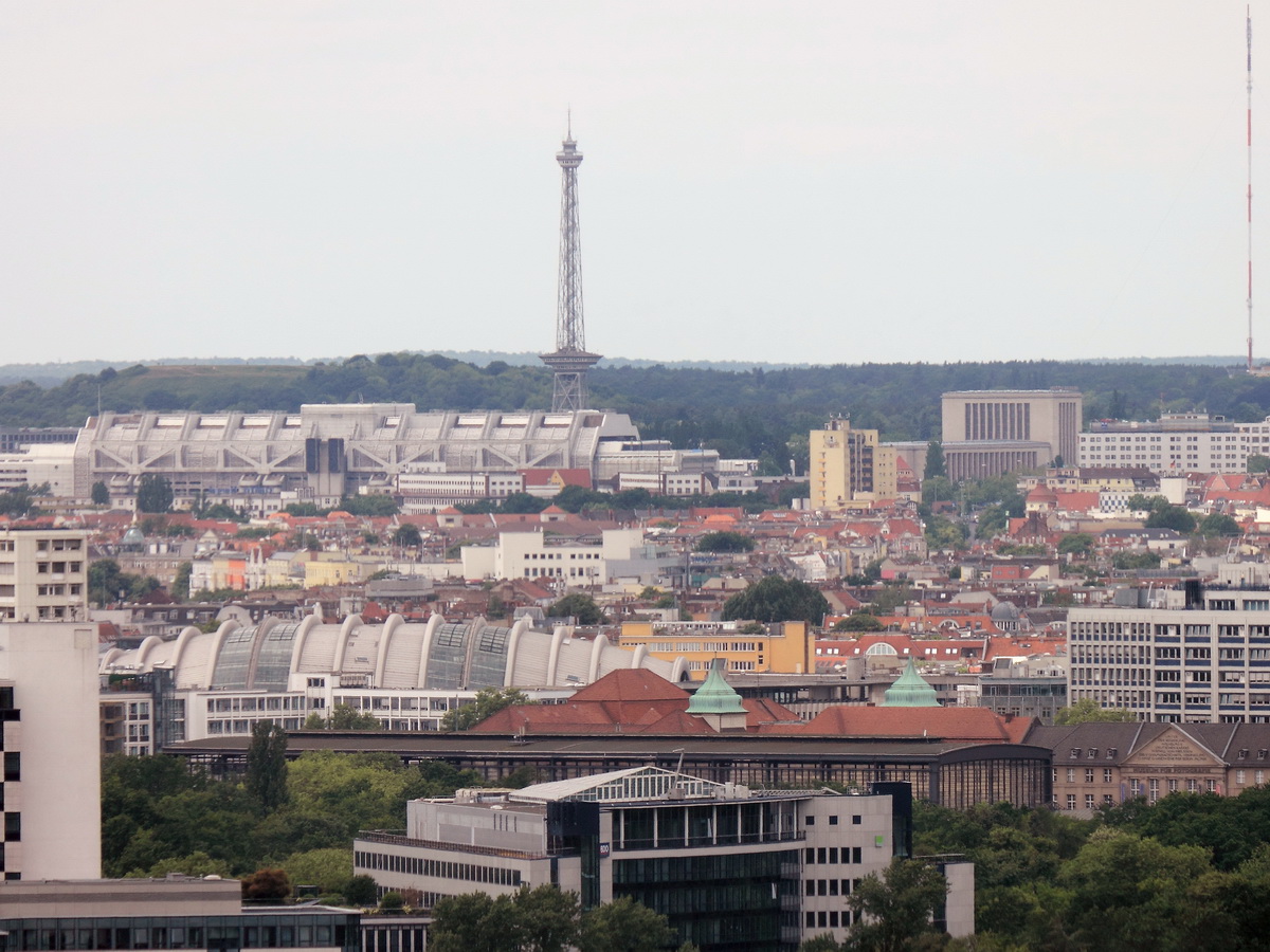 Das ICC (Internationales Congress Centrum Berlin)und der  Funkturm gesehen vom Panoramapunkt auf dem Berliner Potsdamer Platz am 03. Juni 2015.