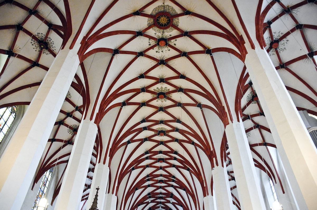 Das Innere der Thomaskirche in Leipzig. In der Thomaskirche befinden sich seit 1950 die Gebeine von Johann Sebastian Bach. 
Aufnahme: 29. April 2017.