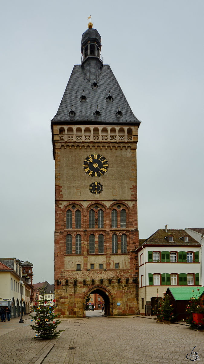 Das im Jahr 1176 erstmals urkundlich erwhnte 55 Meter hohe Altprtel war das westliche Stadttor der Stadt Speyer. (Dezember 2014)