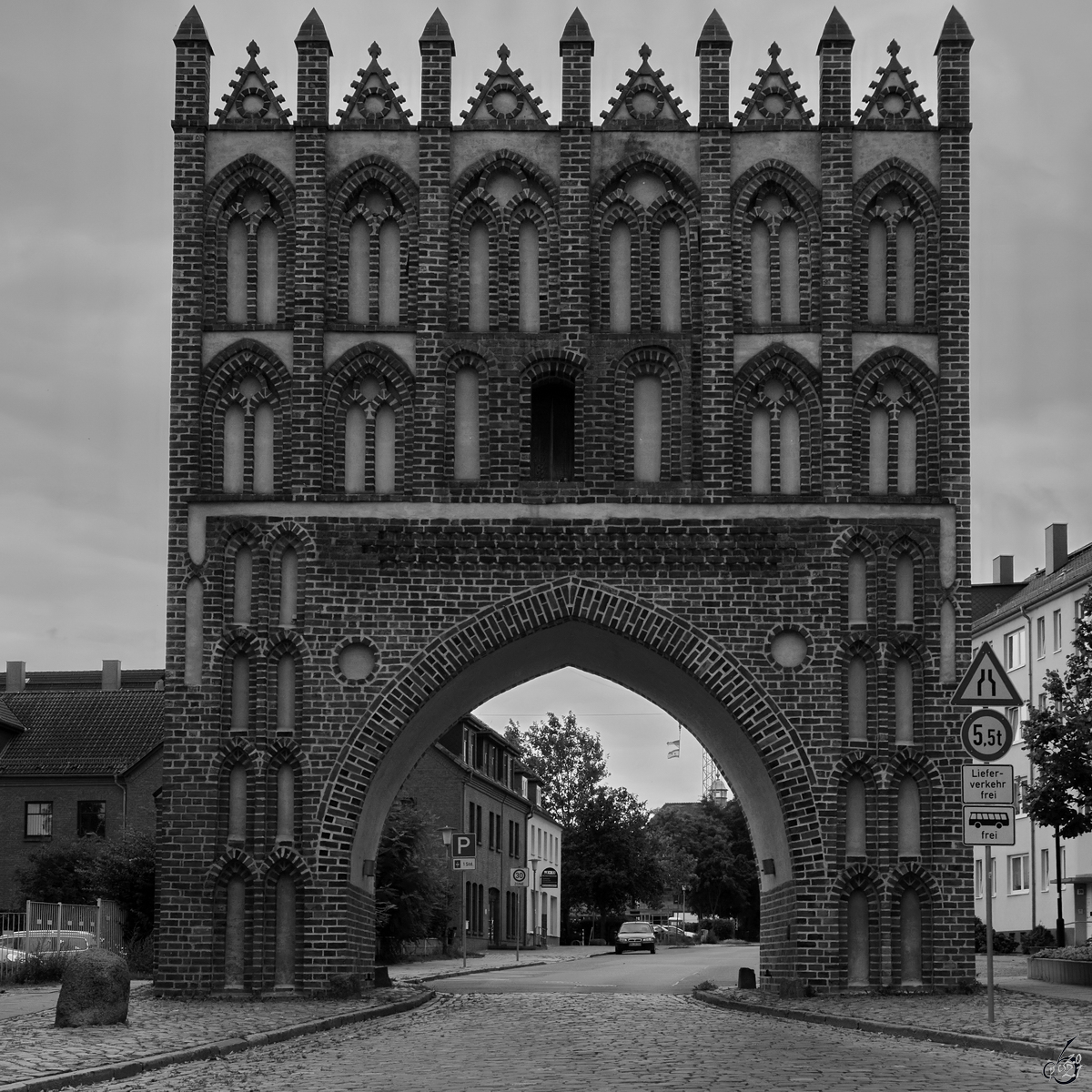 Das Kalensche Tor ist ein gotischer Backsteinbau aus dem 15. Jahrhundert und eines von ursprnglich vier Toren einer Wehranlage, welches die Stadt Malchin umgab. (August 2014)