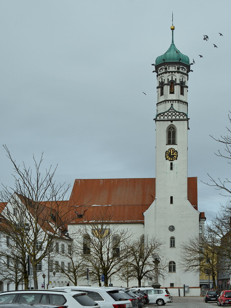 Das Kirchgebude St. Peter und Paul des Kreuzherrenkloster in Memmingen wurde 1709 weitreichend im barocken Stil umgestaltet. (November 2023)