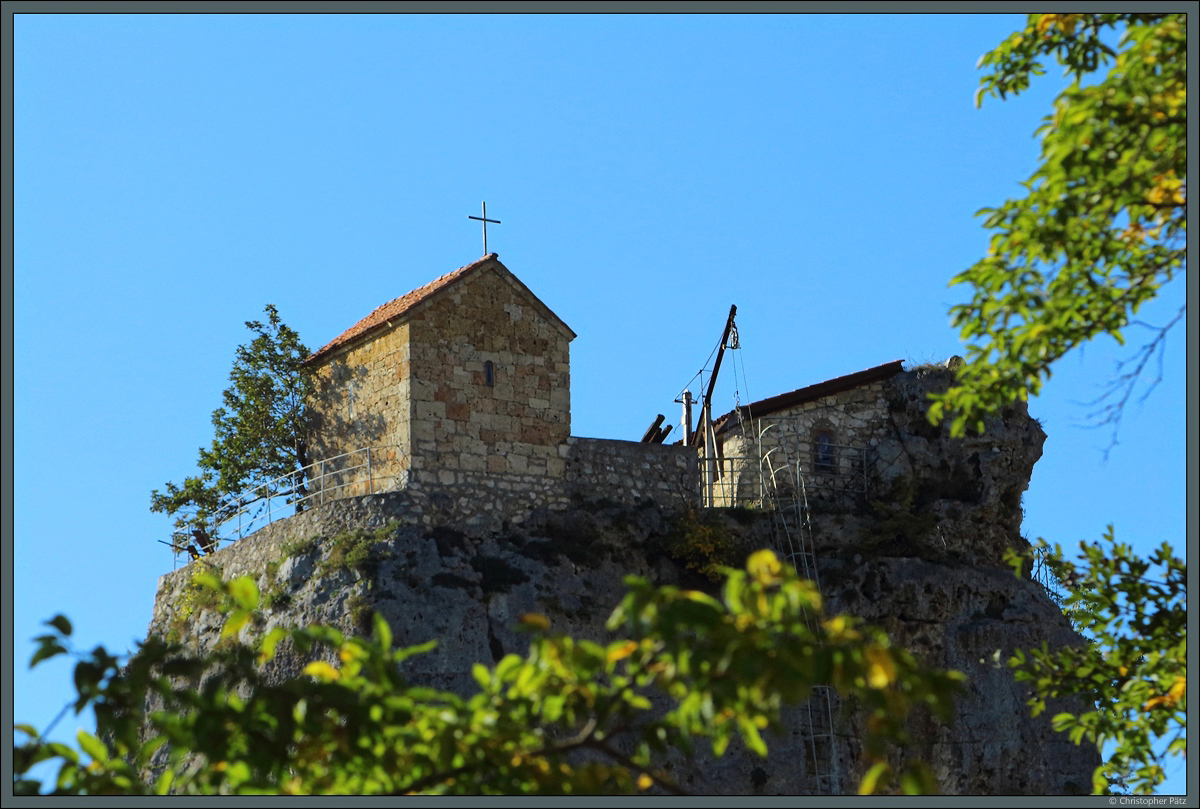 Das kleine Katskhi-Kloster tront auf einer 40 m hohen Felsnadel und ist nur ber eine steile Leiter erreichbar. Das Kloster existiert seit dem 10. Jahrhundert und wird heute von einem Einsiedlermnch bewohnt. (bei Tschiatura, 18.09.2019) 