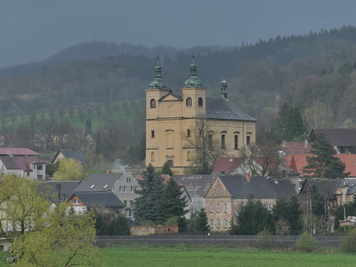 Das kleine rtchen Nebocad mit der dominierenden St.-Laurentius-Pfarrkirche. (April 2017)