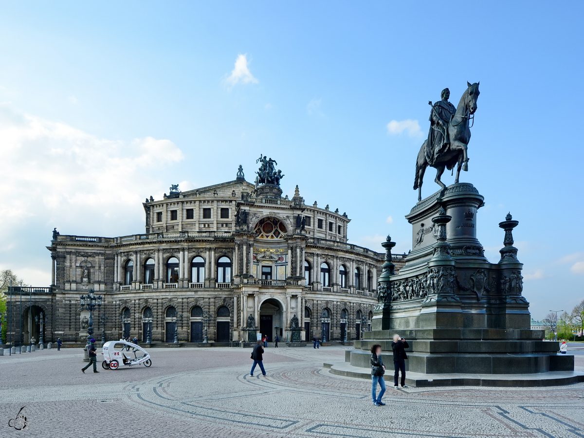 Das Knig-Johann-Denkmal befindet sich auf dem Theaterplatz vor der  Semperoper in Dresden. (April 2014)