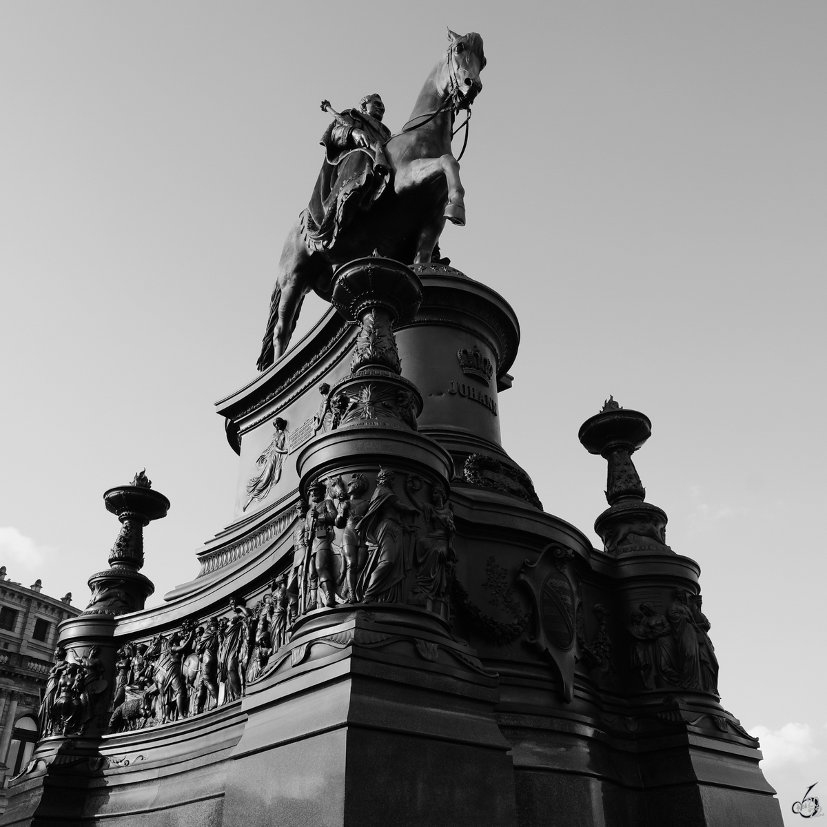 Das Knig-Johann-Denkmal ist ein bronzenes Reiterstandbild des schsischen Knigs Johann. (April 2014)