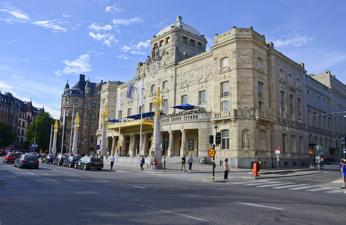 Das Knigliche Dramatische Theater (schwedisch Kungliga Dramatiska Teatern, in der gelufigeren Bezeichnung Dramaten) ist das schwedische Nationaltheater in Stockholm. Auf den acht Bhnen des Hauses werden jhrlich um die tausend Auffhrungen gegeben.
Aufnahme: 26. Juli 2017.