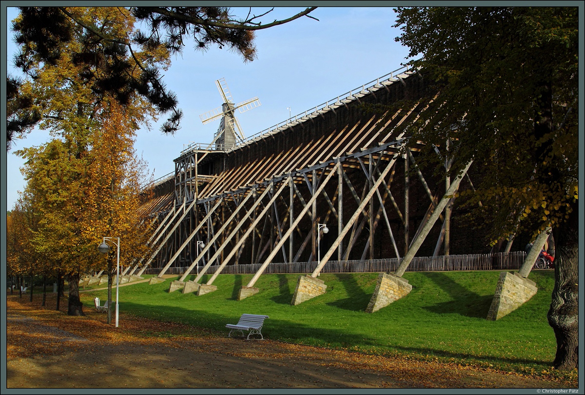 Das im Kurpark des Schnebecker Stadtteils Bad Salzelmen gelegene Gradierwerk wurde zwischen 1756 und 1765 errichtet. Es diente der Salzgewinnung. Mit einer Lnge von 1837 m war es das grte jemals gebaute Gradierwerk. Heute ist es noch auf einer Lnge von 350 m erhalten. (Schnebeck, 24.10.2015)
