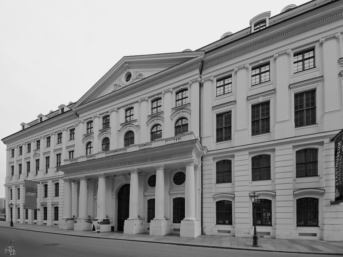 Das Landhaus wurde von 1770 bis 1776 im spten Dresdner Barockstil erbaut und beherbergt unter anderem die Stdtische Galerie Dresden. (April 2014)
