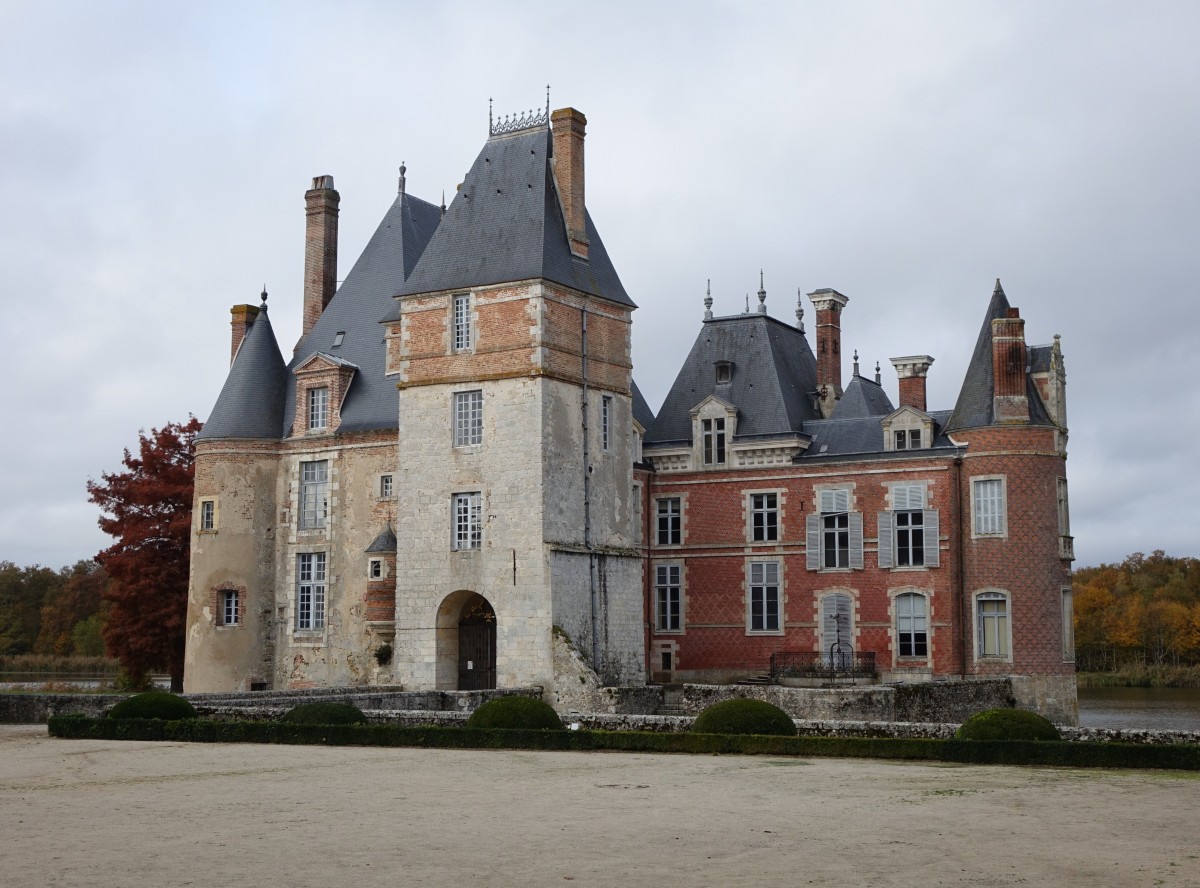 Das Logis des Schlosses La Bussire mit Torturm von 1550 (29.10.2015)