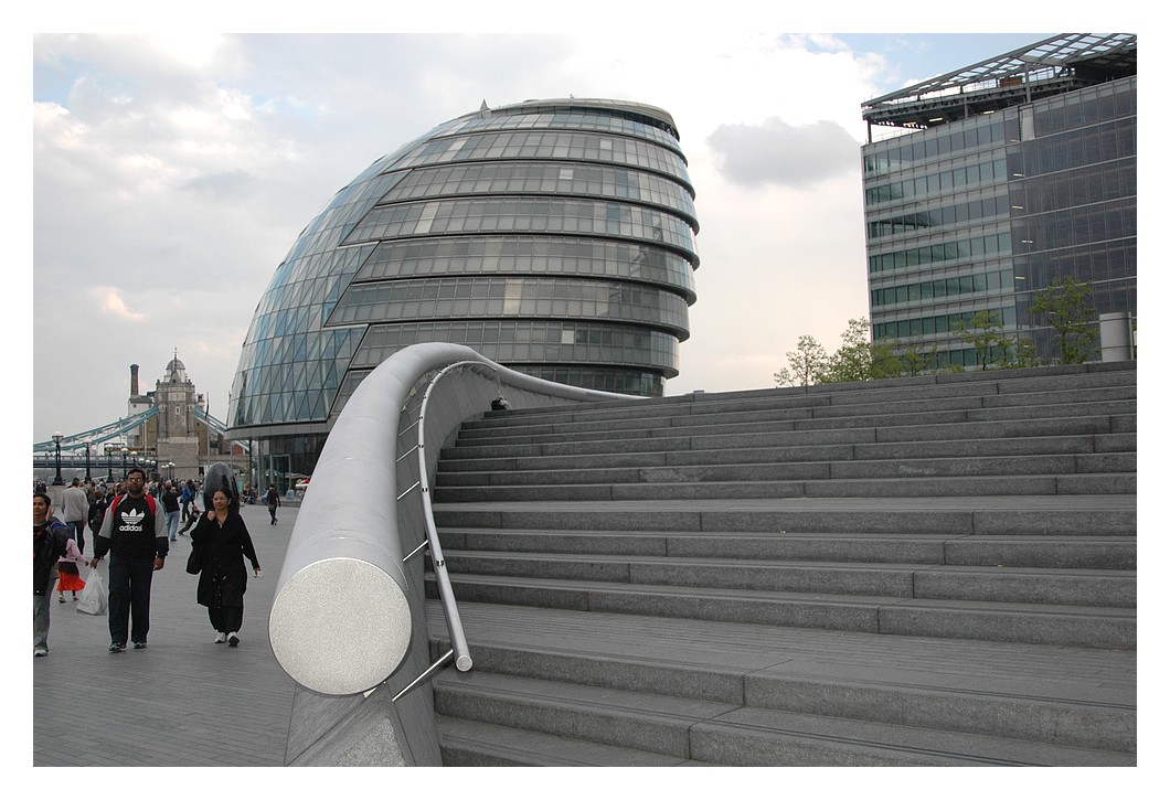 Das Londoner Rathaus mal aus einem anderen Blickwinkel. Das Foto entstand am 07.05.2006.