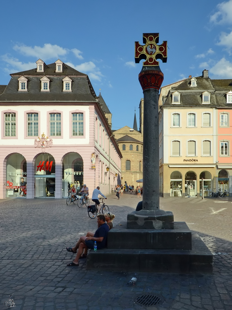 Das Marktkreuz auf dem Trierer Hauptmarkt wurde um 958 vom Erzbischof Heinrich I. zur Demonstration seines Markt- und Mnzrechtes errichtet. (Juli 2013)