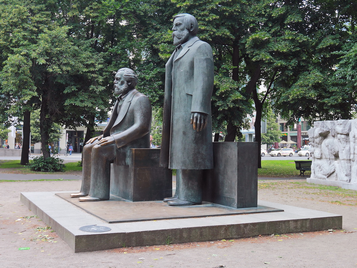 Das Marx-Engels-Denkmal  (errichtet in 1980er Jahren) in Berlin-Mitte nun auf  den Grnflche an der Karl-Liebknecht-Brcke, gesehen am 24. Juni 2017.
Das Marx-Engels-Denkmal wurde fr die Baustelle der U-Bahn Linie 5-Verlngerung versetzt. 