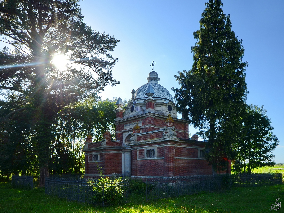 Das Mausoleum auf dem Friedhof in Mnchow wurde Ende des 19. Jahrhunderts als neobarocker Backsteinbau mit Architekturelementen aus Sandstein errichtet. (August 2013)